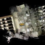 El parcialmente colapsado edificio residencial Champlain Towers South es demolido en Surfside, Florida, Estados Unidos. 4 de julio, 2021. REUTERS/Marco Bello