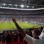 Seguidores ingleses celebran durante el partido entre las selecciones de Inglaterra y Alemania por la Eurocopa 2020, en el Estadio Wembley, Londres, Inglaterra - Junio 29, 2021 Pool vía REUTERS/Matthew Childs