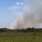 Una vista general muestra el humo que se eleva sobre una parcela deforestada en los llanos del Yarí, en el departamento de Caquetá,  REUTERS/Luisa González