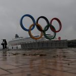 Una mujer con un paraguas pasa por delante de los anillos olímpicos recién instalados para celebrar los Juegos Olímpicos de Tokio 2020 en Yokohama, Japón, 30 de junio de 2021. REUTERS/Kim Kyung-Hoon