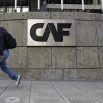 Un hombre pasa junto al logo corporativo del Banco de Desarrollo de América Latina (CAF) en su sede en Caracas, Venezuela.REUTERS/Carlos García Rawlins
