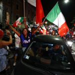 Hinchas italianos celebrando la obtención de la Eurocopa en Roma. 
REUTERS/Guglielmo Mangiapane