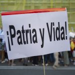 Decenas de personas durante una concentración promovida por Vox, en apoyo a las protestas en Cuba, ante la embajada de Cuba en España, a 12 de julio de 2021, en Madrid (España). Foto: Alberto Ortega - Europa Press