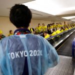 Miembros del equipo australiano esperan para someterse a la prueba cuantitativa del antígeno de la enfermedad del coronavirus (COVID-19) tras llegar al aeropuerto internacional de Narita antes de los Juegos Olímpicos de Tokio 2020, en Narita, al este de Tokio
