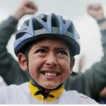 Julián, de 13 años, de la escuela de ciclismo que maneja Fabio Rodríguez,llora de emoción por el triunfo en el Tour de Egan Bernal