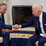 El presidente de Estados Unidos, Joe Biden (derecha), saluda al primer ministro de Irak, Mustafa Al-Kadhimi, durante una reunión bilateral en el Despacho Oval de la Casa Blanca en Washington, Estados Unidos. 26 de julio de 2021. REUTERS/Evelyn Hockstein