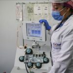Enfermera Manipula-aparato de Control al COVID-19.Foto-Anadolu-
