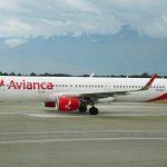 Un avión Airbus A321-200 de la aerolínea Avianca se desplaza por la pista del Aeropuerto Internacional Alfonso Bonilla Aragón en Palmira. REUTERS/Luis Jaime Acosta