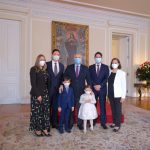 El ministro Guillermo Herrera  junto con su familia con el presidente Duque
