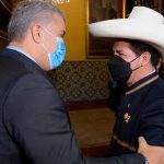 El presidente de Colombia Iván Duque felicita a su homologo Pedro Castillo de Perú, luego de jurar como primer mandatario. Foto Presidencia