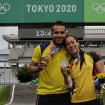 Carlos Ramirez  y Mariana  celebran las medallas de Bronce y Plata para cada uno en BMX en Tokio 2020
