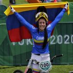 Mariana Pajón celebra luego de ganar la medalla de plata en BMX en Tokio 2020