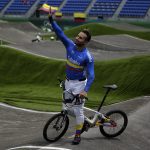 Carlos Ramirez celebra la medalla de Bronce en BMX en Tokio 2020