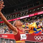 La atleta Yulimar Rojas de Venezuela celebrando tras ganar el oro olímpico e triple salto con récord mundial. 
REUTERS/Dylan Martinez