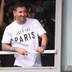 Lionel Messi llega a París para incorporarse al París St Germain - Aeropuerto de París-Le Bourget, París, Francia - 10 de agosto de 2021. Lionel Messi reacciona a su llegada al aeropuerto de París-Le Bourget REUTERS/Yves Herman