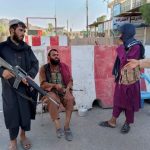 Guerreros talibanes hacen guardia en un punto de control en Farah, Afganistán, 11 de agosto del 2021. REUTERS/Stringer