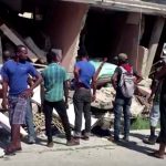 Personas observan una edificación que colapsó tras un terremoto magnitud 7,2 que sacudió Les Cayes, en Haití, en esta imagen tomada de un video obtenido por Reuters el 14 de agosto de 2021.  REUTERS TV vía REUTERS.