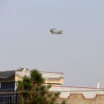 Un helicóptero Chinook de la Fuerza Aérea de EEUU sobrevuela Kabul, Afganistán. 15 agosto 2021. REUTERS/Stringer