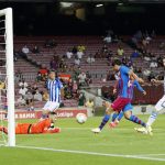 Sergi Roberto anota el cuarto gol del FC Barcelona en el triunfo ante la Real Sociedad, en el Estadio Camp Nou, Barcelona, España - Agosto15, 2021 REUTERS/Albert Gea