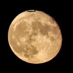 La luna-Compañías de ambas naciones intentarán producir oxígeno derritiendo el suelo obtenido de la Luna a altas temperaturas y electrolizándolo.