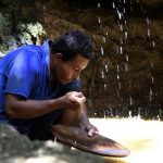 Un minero busca oro en el río Cauca, cerca al municipio de Santa Fe de Antioquia, REUTERS/Albeiro Lopera