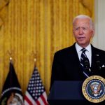 El presidente de EEUU Joe Biden habla sobre la respuesta al coronavirus y el programa de vacunación de la Casa Blanca en Washington, EEUU, 18 de agosto del 2021. REUTERS/Elizabeth Frantz