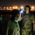 Efectivos de la fuerza aérea de EEUU vigilan las operaciones de evacuación de Afganistán en el aeropuerto de Kabul. Ago 21. 2021. U.S. Air Force/Senior Airman Taylor Crul/Handout via REUTERS.