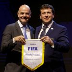 El presidente de la FIFA, Gianni Infantino, junto al presidente de la Conmebol, Alejandro Domínguez, posando en la sede de la Conmebol en Luque, Paraguay.REUTERSJorge Adorno