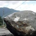 En video el momento exacto en que cae una inmensa roca que mantiene cerrada la vía entre Bogotá y Villavicencio.