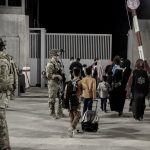 Soldados EEUU dirigen a evacuados a autobuses durante una evacuación en el Aeropuerto Internacional Hamid Karzai, Kabul, Afganistán, 25 agosto 2021.
U.S. Marine Corps/Staff Sgt. Victor Mancilla/Entregada vía REUTERS