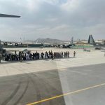 Evacuados afganos suben a avión militar C130J italiano durante la evacuación en el aeropuerto de Kabul, Afganistán. 27 agosto 2021. Ministerio de Defensa de Italia/entrega vía Reuters. ATENCIÓN EDITORES - ESTA IMAGEN FUE ENTREGADA POR UNA TERCERA PARTE. NO REVENTAS NI ARCHIVO.