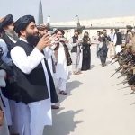 El portavoz talibán Zabihullah Mujahid habla con la unidad militar Badri 313 en el aeropuerto de Kabul, Afganistán, el 31 de agosto de 2021, en esta imagen fija obtenida de un vídeo distribuido.  Talibán/Handout vía REUTERS