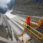 Trabajadores en un área de construcción en la central hidroeléctrica de Hidroituango,