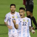 El delantero de Argentina Lautaro Martínez celebrando el primer gol del triunfo sobre Venezuela. 
Pool via REUTERS/Miguel Gutierrez