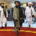 El mulá Abdul Ghani Baradar, líder adjunto y negociador de los talibanes, y otros miembros de la delegación asisten a la conferencia de paz afgana en Moscú, Rusia. Alexander Zemlianichenko/Pool vía REUTERS