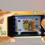 Un periodista sacando una foto de un billete de 50 euros en la sede del Banco Central Europeo (BCE) en Fráncfort. REUTERS/Kai Pfaffenbach
