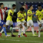 El extremo de Colombia Juan Cuadrado celebra con Miguel Borja tras marcar el gol del empate ante Paraguay 
REUTERS/Cesar Olmedo