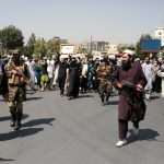 Soldados talibanes caminan delante de manifestantes en protestas contra Pakistán, en Kabul, Afganistán, Septiembre 7, 2021. WANA (West Asia News Agency) vía REUTERS