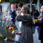 Personas honran a sus muertos en el aniversario número 20 de los ataques del 11 de septiembre en Manhattan, Ciudad de Nueva York, 11 de septiembre del 2021. REUTERS/Mike Segar