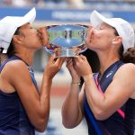 La tenista china Shuai Zhang y la australiana Samantha Stosur posan después de ganar dobles femeninos del Abierto de Estados Unidos en Nueva York. Sep 12, 2021.