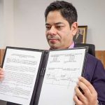 EL ministro Guillermo Herrera con la Carta de Intención, un acuerdo entre Colombia y Bélgica en torno al deporte de alto rendimiento