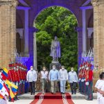 El Presidente Iván Duque Márquez depositó una ofrenda floral a los pies de una estatua en homenaje al Libertador Simón Bolívar, acompañado por los embajadores de Panamá, Ecuador, República Bolivariana de Venezuela y del secretario de la CAN.