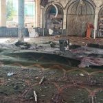 Interior de la Gran Mezquita de Seyedabad después de ser afectada por una poderosa explosión en la provincia norteña de Kunduz, en Afganistán, el 8 de octubre de 2021. (Zahir Niyazi - Agencia Anadolu)
