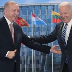 El presidente turco, Recep Tayyip Erdogan (i), saluda al presidente estadounidense Joe Biden (d) Durante una reunión a puerta cerrada en la cumbre de la OTAN, en la sede de la Organización en Bruselas, el 14 de junio de 2021. Presidencia de Turquía - HANDOUT - AGENCIA ANADOLU)