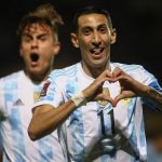 Di María festeja su gol; detrás Dybala, su asistidor. Foto Télam