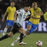 Argentina clasificó al Mundial de Qatar 2022. La Albiceleste igualó 0-0 frente a Brasil en San Juan en un encuentro que careció de ocasiones claras. El equipo de Tite conserva el invicto y los de Scaloni sellaron el boleto tras el triunfo de Ecuador sobre Chile.