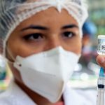 Una enfermera se prepara para administrar una vacuna contra el COVID-19