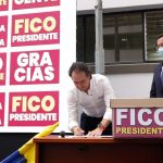 Federico Gutiérrez entregó un millón 450 mil firmas para avalar candidatura Cortesía: Prensa Movimiento Creemos Colombia