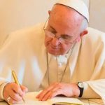 Papa Francisco escribiendo. Foto: Vatican Media