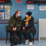 Dos personas esperan a recibir la vacuna del COVID-19 en una clínica en Reino Unido© WHO/Blink Media/Chiara Luxard
